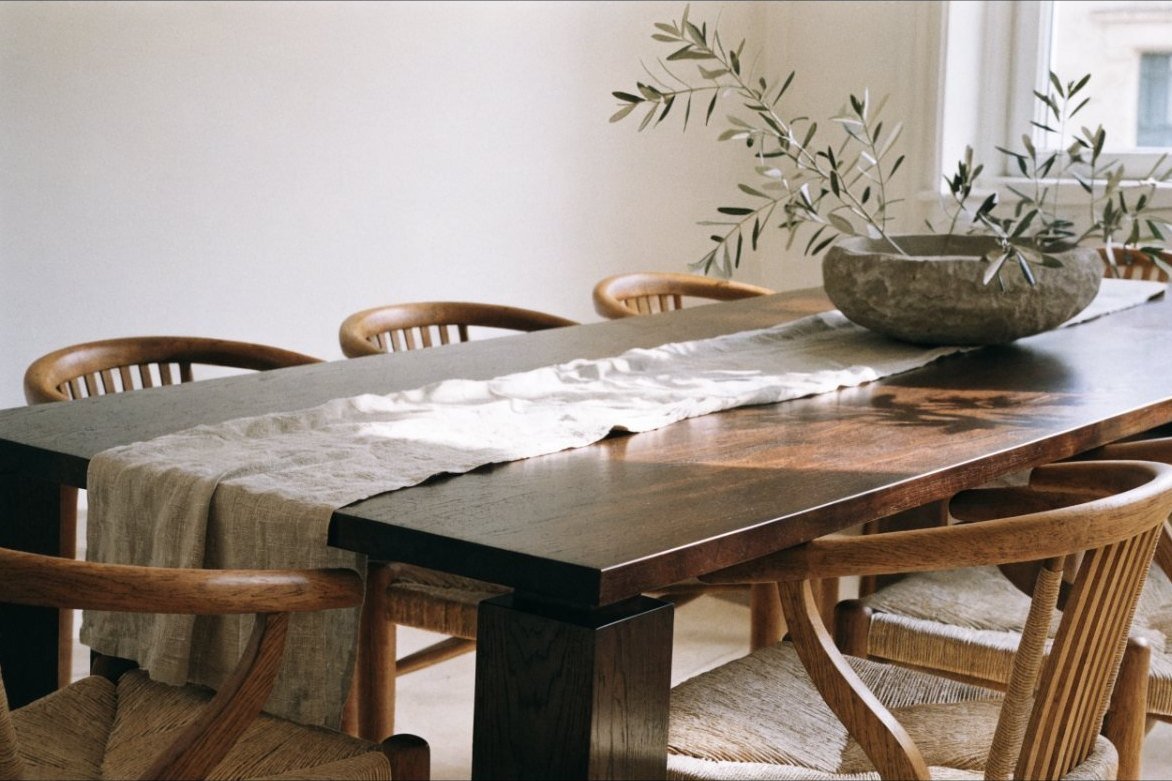 Dining chairs for round and rectangular tables